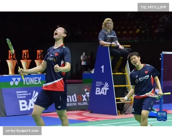 亚锦赛举办羽毛球文化展,百年羽拍演变史吸引观众驻足